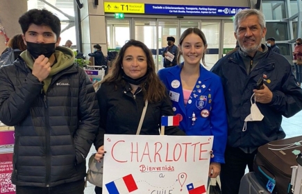 Charlotte accueillie à l'aéroport de Santiago