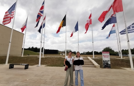 Lou-Ann et Sadie au mémorial de Caen.